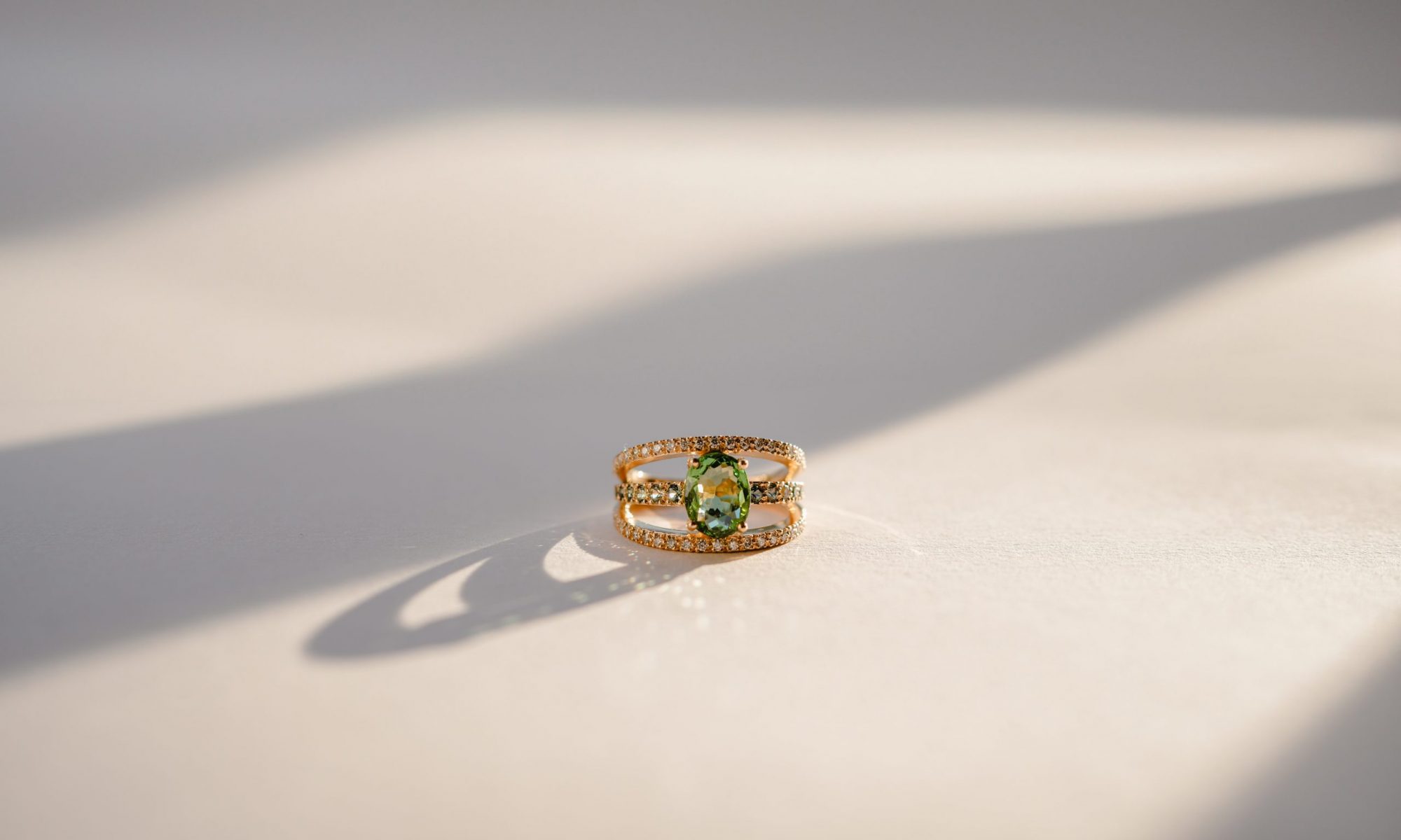 une bague personnalisée avec une pierre précieuse